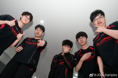 战胜TT后 JDG辅助Vampire晒队友合照：下场继续加油