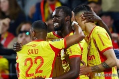 一场1-0，上演绝杀好戏，第79分钟破门，朗斯险胜，紧追大巴黎