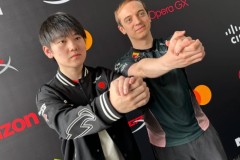 赛事官方分享JackeyLove、Caps合照：GOAT们再次相遇了