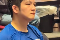 泪目！老公看到樊振东输球后瘫坐沙发，一句话道出致命真相：不是打不过，而是放不开！