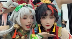 主持骆歆更博晒拉克丝新皮肤Cos照：和我的三个臻彩 组成豪华臻彩礼包！！！