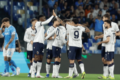足坛疯狂一夜：那不勒斯爆冷，热刺翻车丢分，本菲卡惊险绝平，赫尔城淘汰米尔沃尔