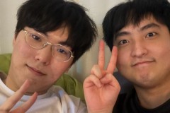 老队友重逢！HOYA晒与Ucal合照：jian le