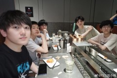 TES分享队员聚餐照：今天不吃鸡煲了，吃点别的
