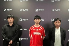 WE教练：下路组打2v2的配合度很奇怪，感觉没有磨合度